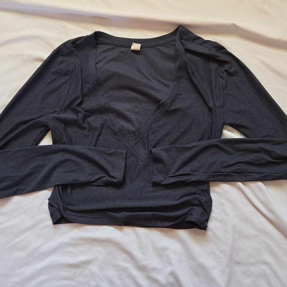 Cloudmotion V-neck Cropped Top Size Small Go-dry Long Sleeve Shirt